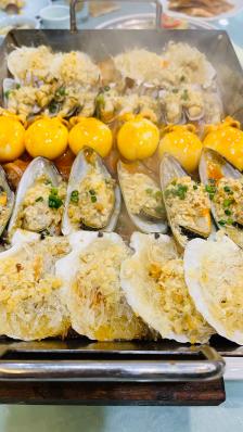 龙岛大酒店-"你们一起聚餐,门头看起来不大,但里面真的.