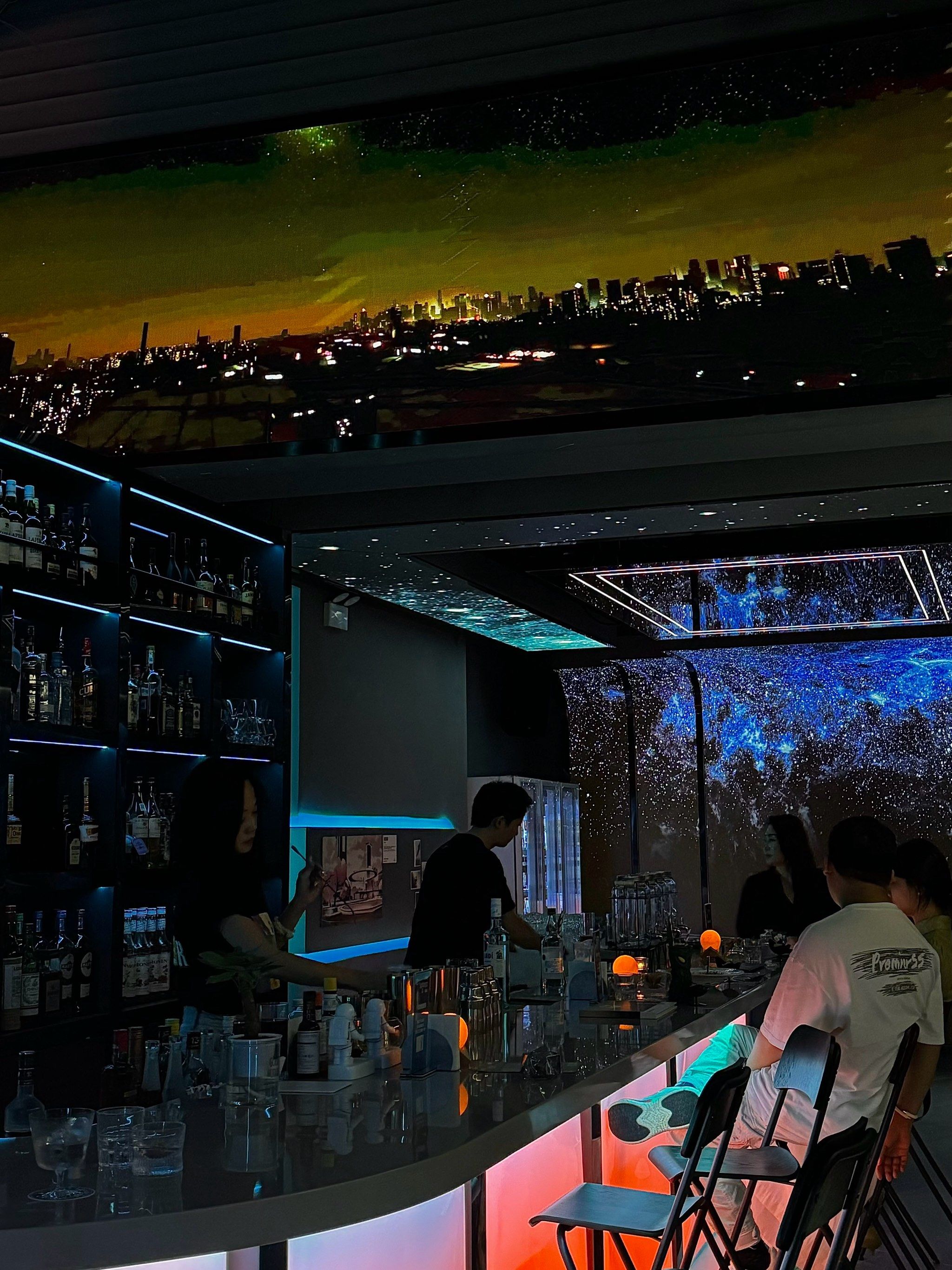 解锁银河系科幻主题酒吧90炫酷起飞!