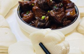 Braised Pork Belly with Steamed Buns