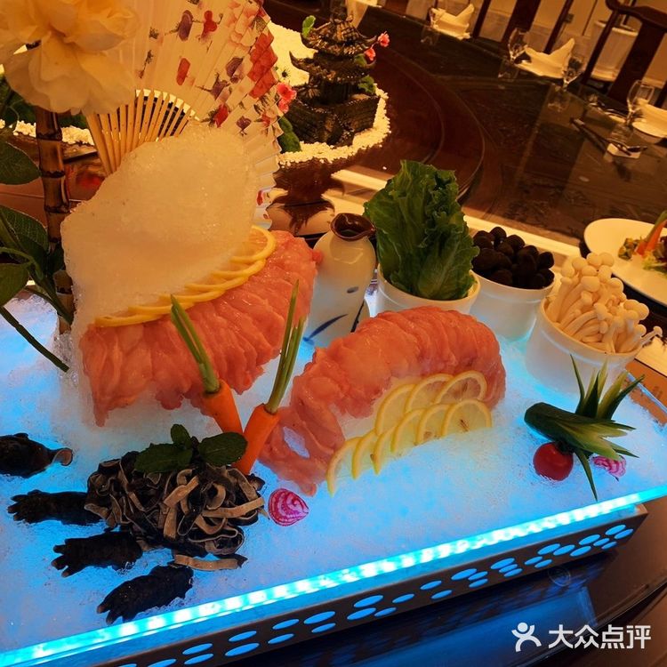 可以容纳我们部门20几号人