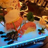 可以容纳我们部门20几号人