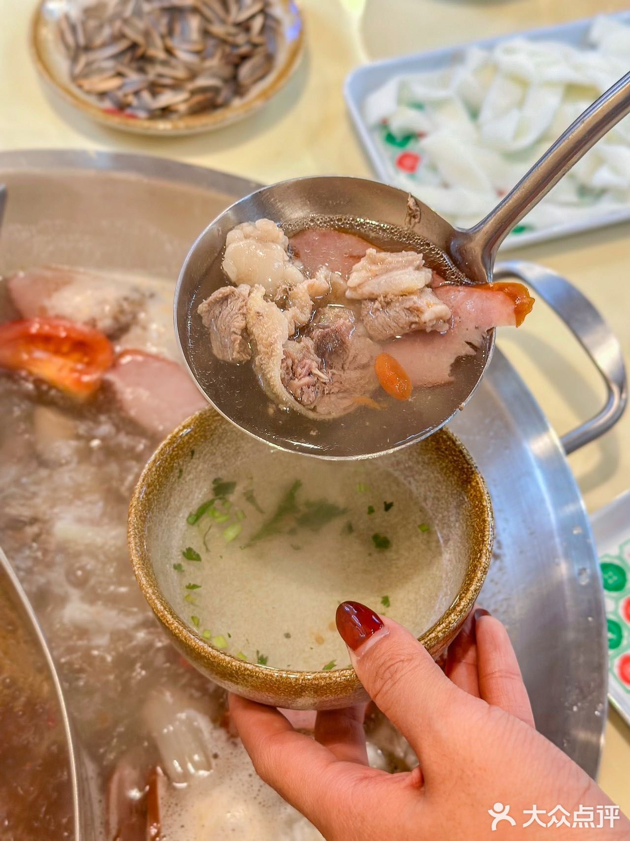 特色羊肉 选用的是内蒙5～6月的羔羊肉，食材很新鲜