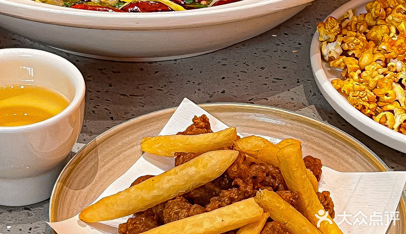 会主动介绍他们家的的招牌酸菜鱼 几乎是每桌必点！