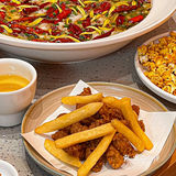 会主动介绍他们家的的招牌酸菜鱼 几乎是每桌必点！