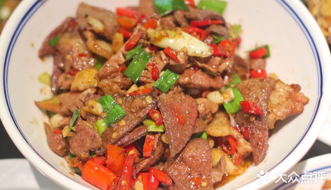 辣椒炒肉吃不烦，就是有点费米饭