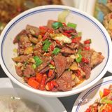 辣椒炒肉吃不烦，就是有点费米饭