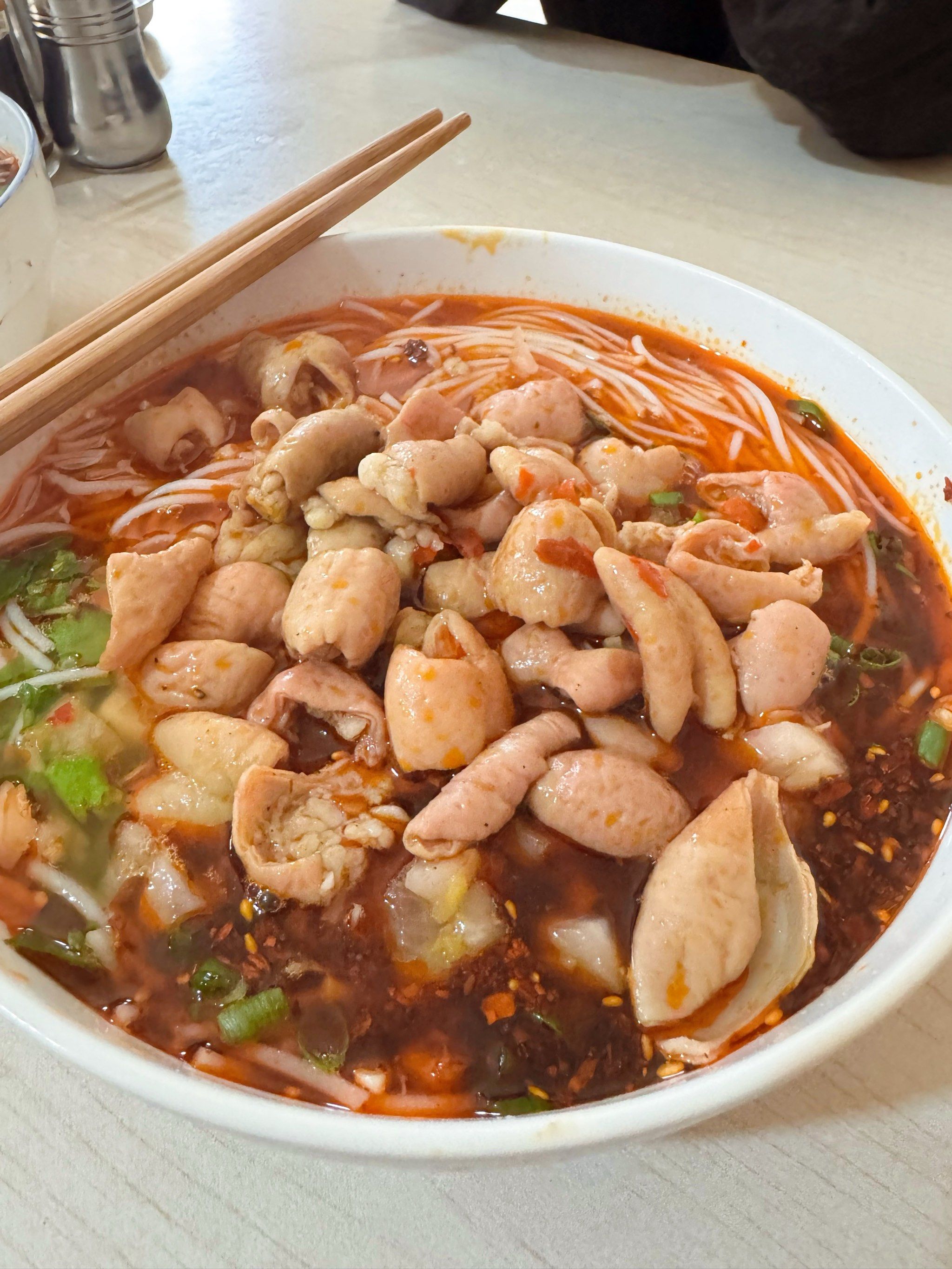 一碗香喷喷的绵竹肥肠粉!太幸福了!