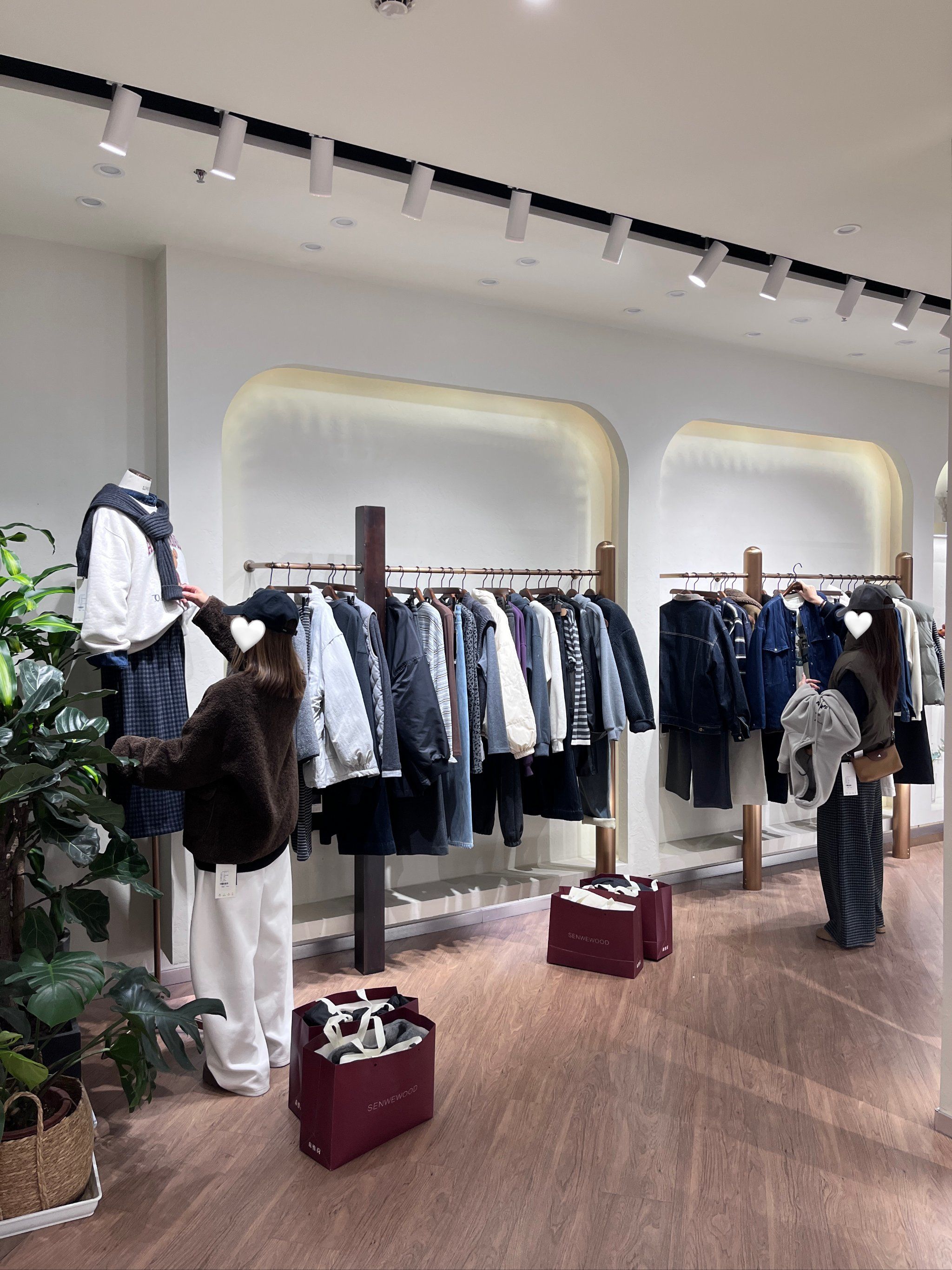 起初我还不信这家店试衣间能排队等了 20分钟