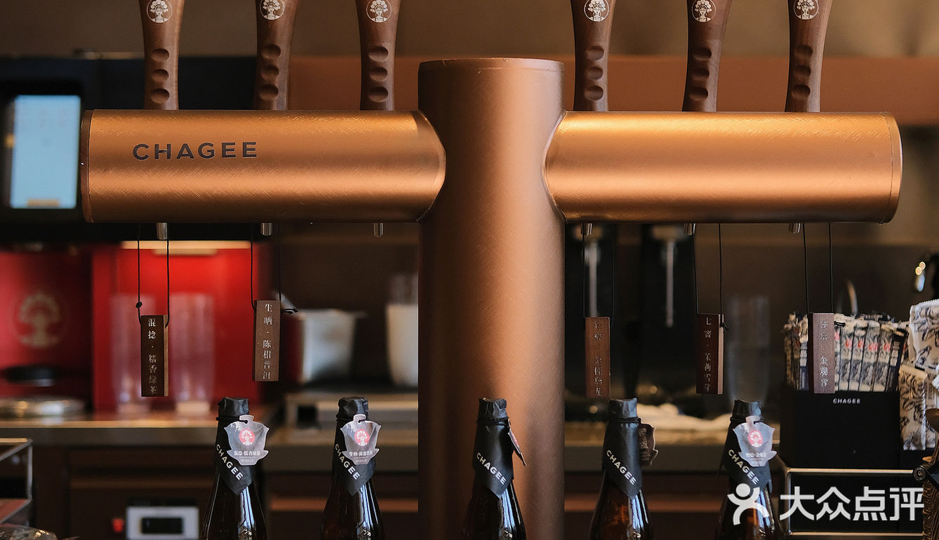 ⽆语了[流汗]买奶茶送的东⽅冰茶显眼包太能装了吧