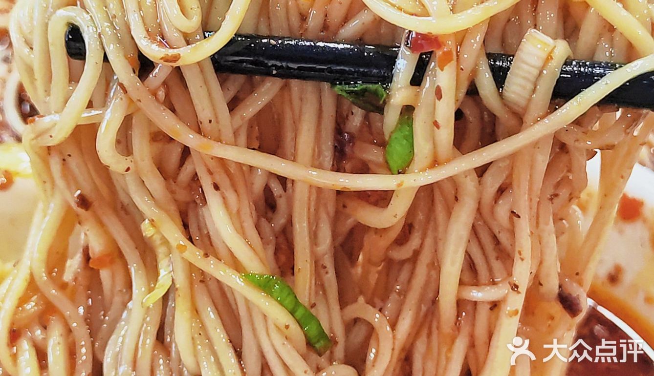 一碗能吃到两种口味的鸳鸯牛肉面还挺新奇的