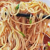 一碗能吃到两种口味的鸳鸯牛肉面还挺新奇的