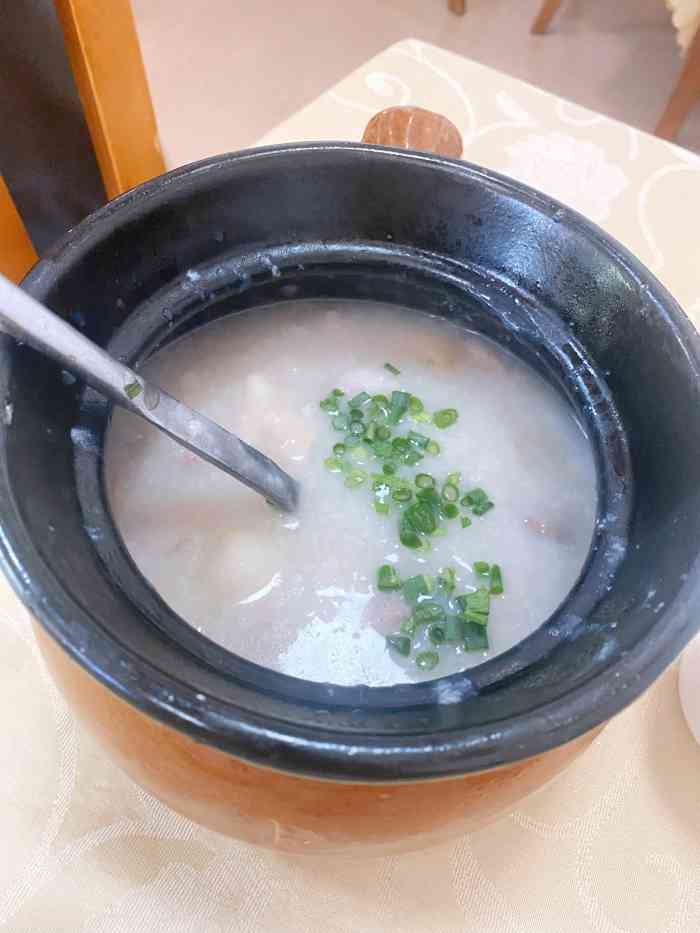 新城饭店洲心大粥城-"[薄荷]环境: 环境还是不错哦!接地气哎.