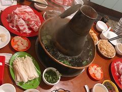 -洞庭洲·防空洞火锅·烧烤·铜锅涮肉(新百广场店)