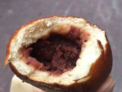 红豆碱水面包-天井·丑面包搭咖啡