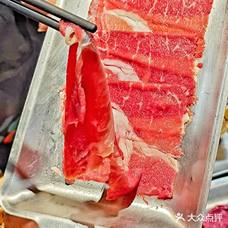 听朋友介绍五角场新开了一家铜炉火锅自助。羊肉串