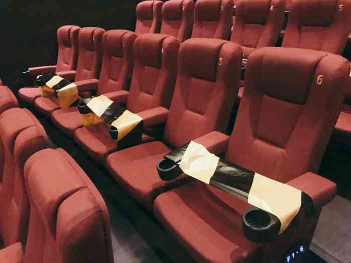 看电影居然朋友隔壁的打架这运气