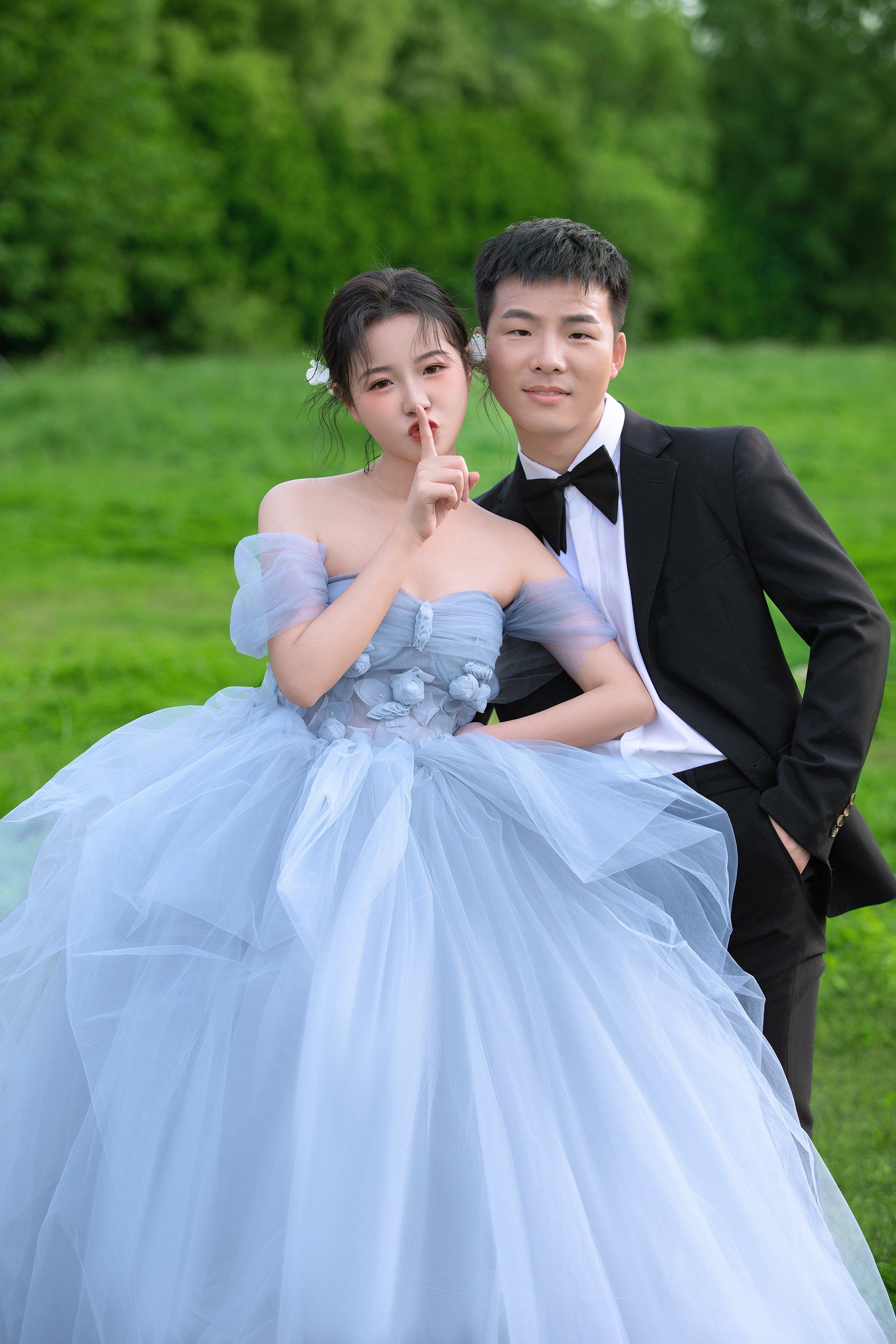 蓝色系的森系草坪婚纱照