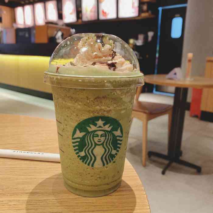 看了看菜单点了一杯星冰乐,应该是「抹茶可可碎片星冰乐两杯」,跟服务