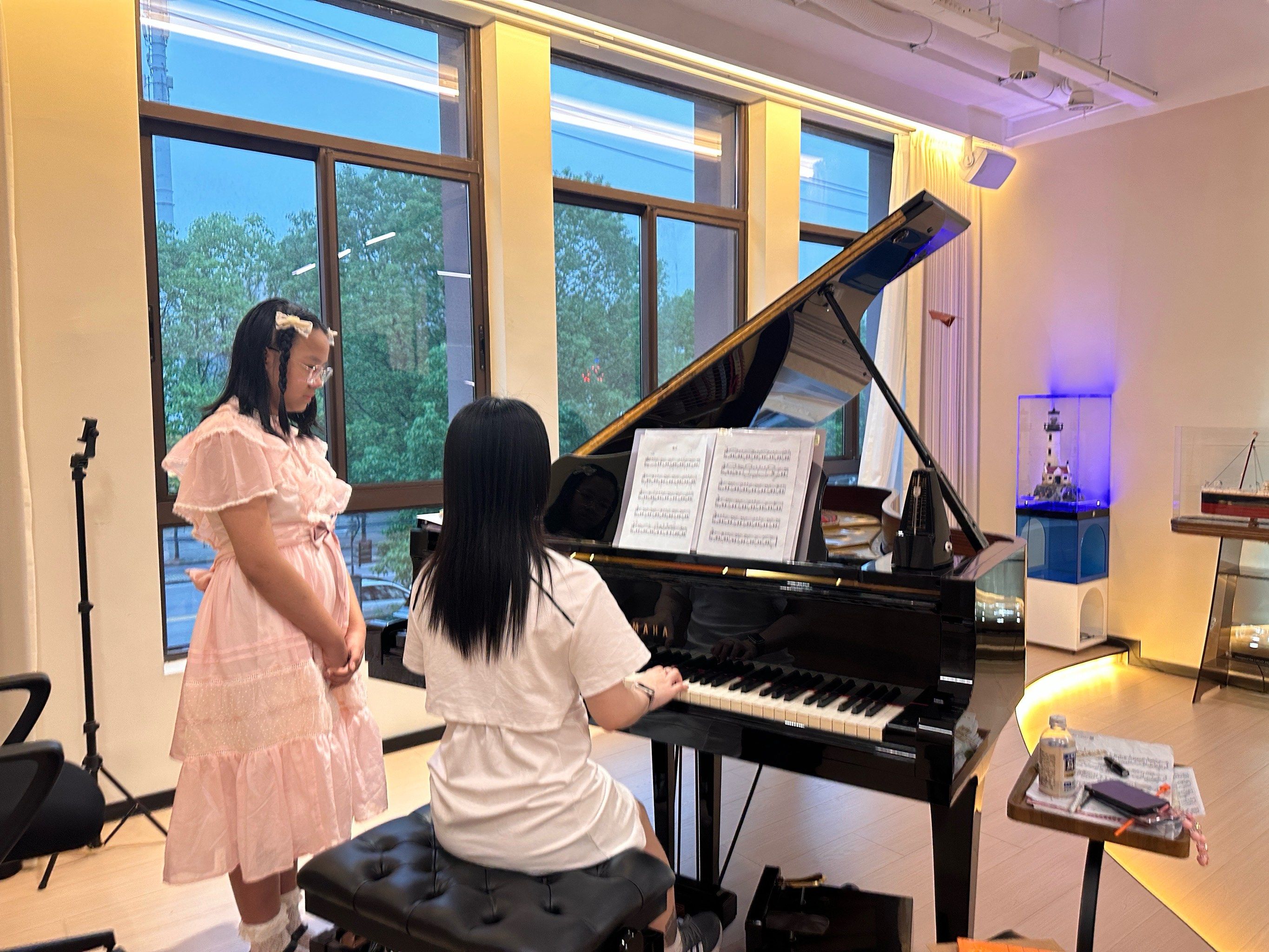 严肃的背影都是留给钢琴老师的