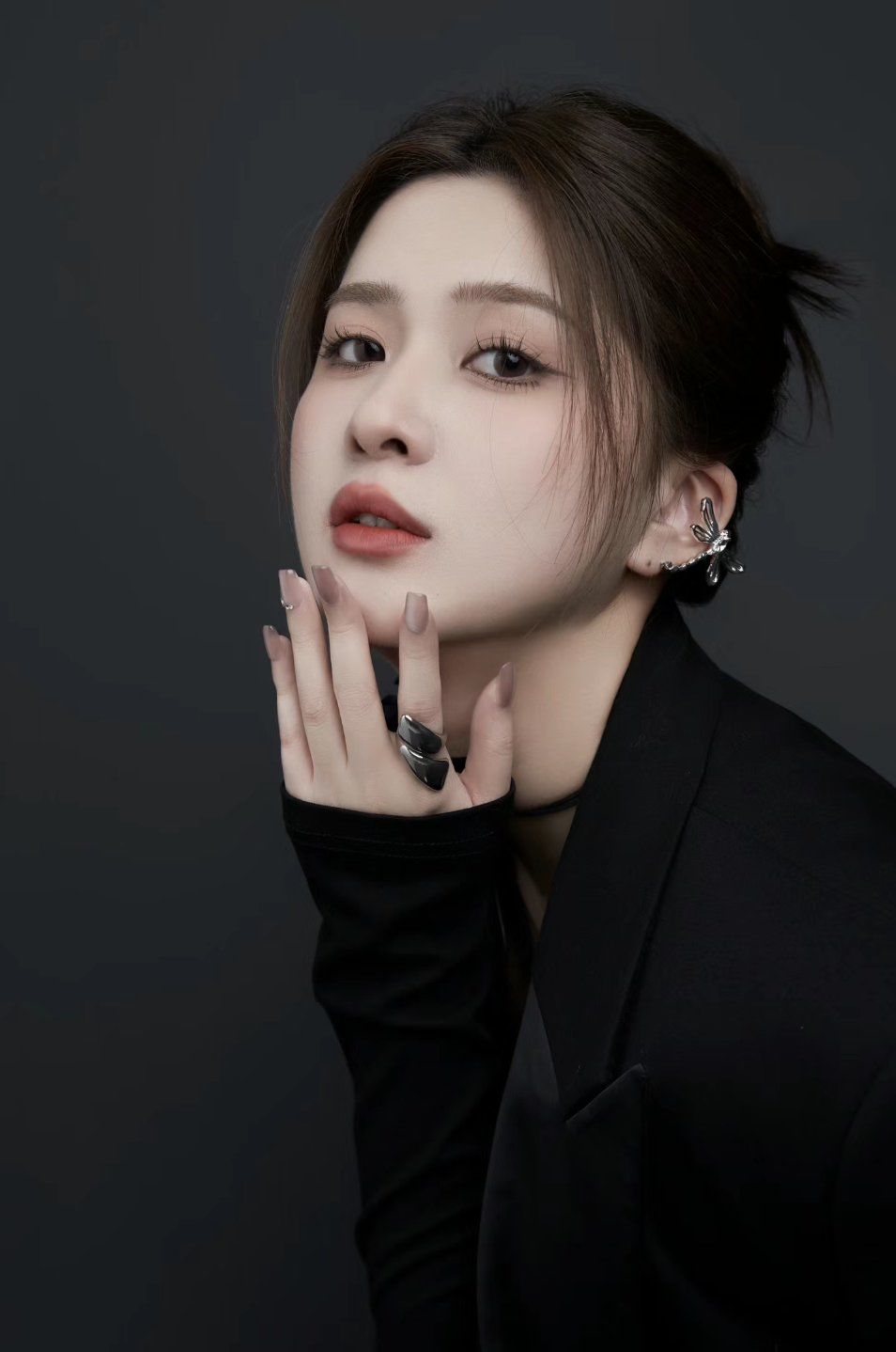 极简黑白酷女孩肖像写真