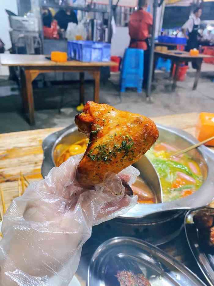 安仔麻辣-"大排档形式不能要求啥环境哈哈哈哈人气一.