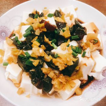 夏天到了的快手菜，家常版小葱拌皮蛋豆腐