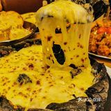 能拉丝的芝士瀑布披萨‼️ 黑金饼底的‼️ 没吃过的小伙伴们快冲～