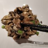 搭配的现蒸的年糕蘸点汤汁，软糯有嚼劲