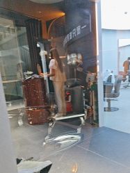 -一家只做男发烫染的店
