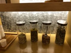 大堂有菊花茶、桔梗等-全季酒店(重庆李子坝牛角沱地铁站店)