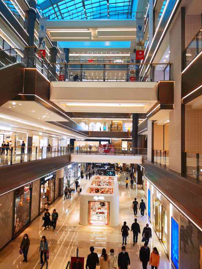 港汇广场的确是徐家汇的地标里面都是名牌要什么就是什么就是东西太贵