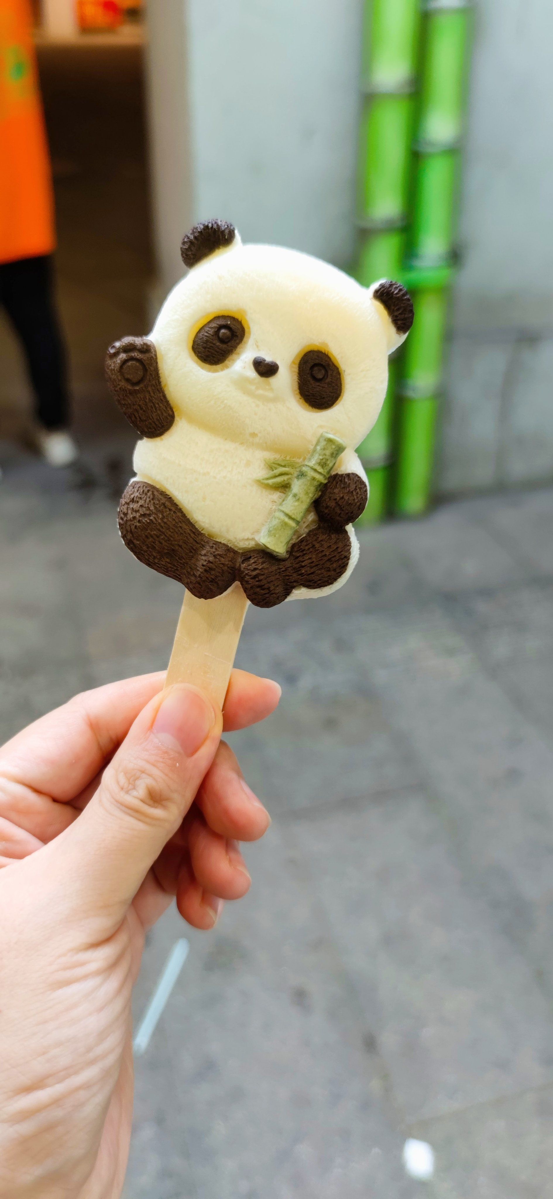 结合
榨出的汁甜中带草气
熊猫冰淇淋萌萌哒
一排排摆列可爱
