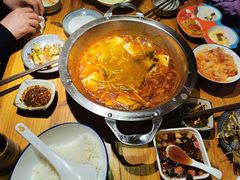 -野山舂·贵州现舂酸汤火锅(鸿通城店)