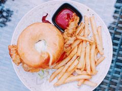 牛油果軟殼蟹漢堡配薯條-layback cafe & bar