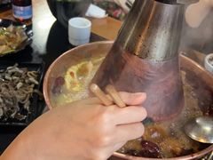 -果松木炭酸菜铜火锅·外婆参鸡汤