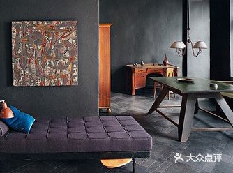 这所公寓自信沉着,性感神秘是这个家的特点,在整个暗色