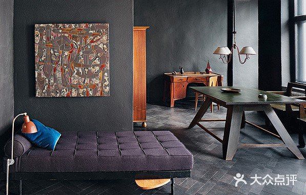 这所公寓自信沉着，性感神秘是这个家的特点，在整个暗色