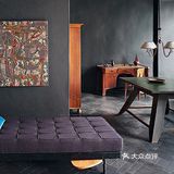 这所公寓自信沉着，性感神秘是这个家的特点，在整个暗色