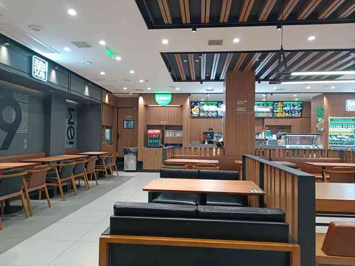 魏家凉皮(吉祥村地铁口店)-"秘制凉皮:麻辣酸爽,味道不错,皮子也比较.