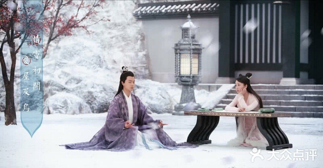 浪漫的雨中漫步，甜蜜的额头吻