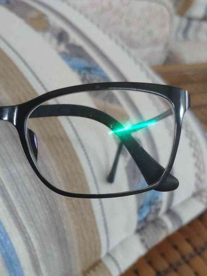 打分 400多块钱进口的飞视镜片带了六个月镜片全都花了还不好一百几十