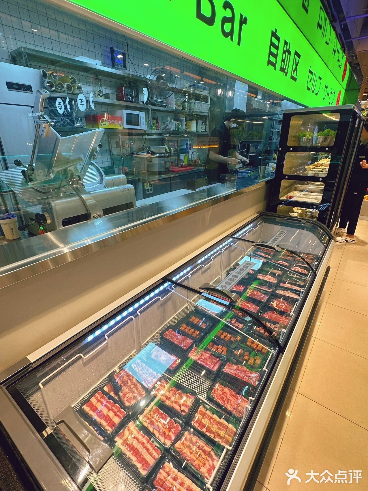 坠坠爱在这种半开放式的环境下炫无限烤肉啦🍖