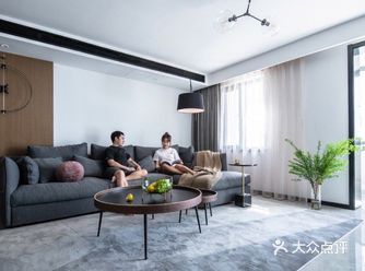 他不仅拥有面朝大海的房子，还拥有最爱的她