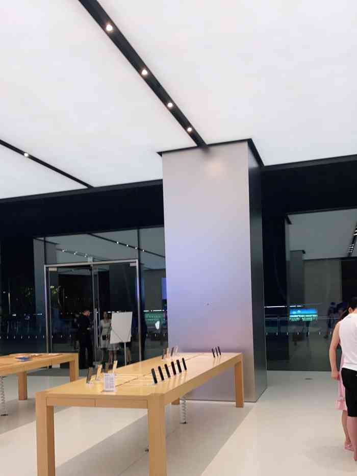 apple零售店(玄武湖店)-"这家苹果店位于中央路201号,金茂汇广场.