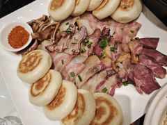 -帅巴人舅母子腊蹄民俗村