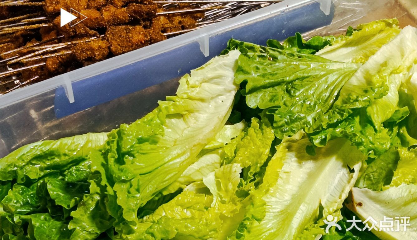 酥掉渣的烧饼包裹上肥瘦相间的肉串，分分钟勾起你的食欲！