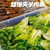 酥掉渣的烧饼包裹上肥瘦相间的肉串，分分钟勾起你的食欲！