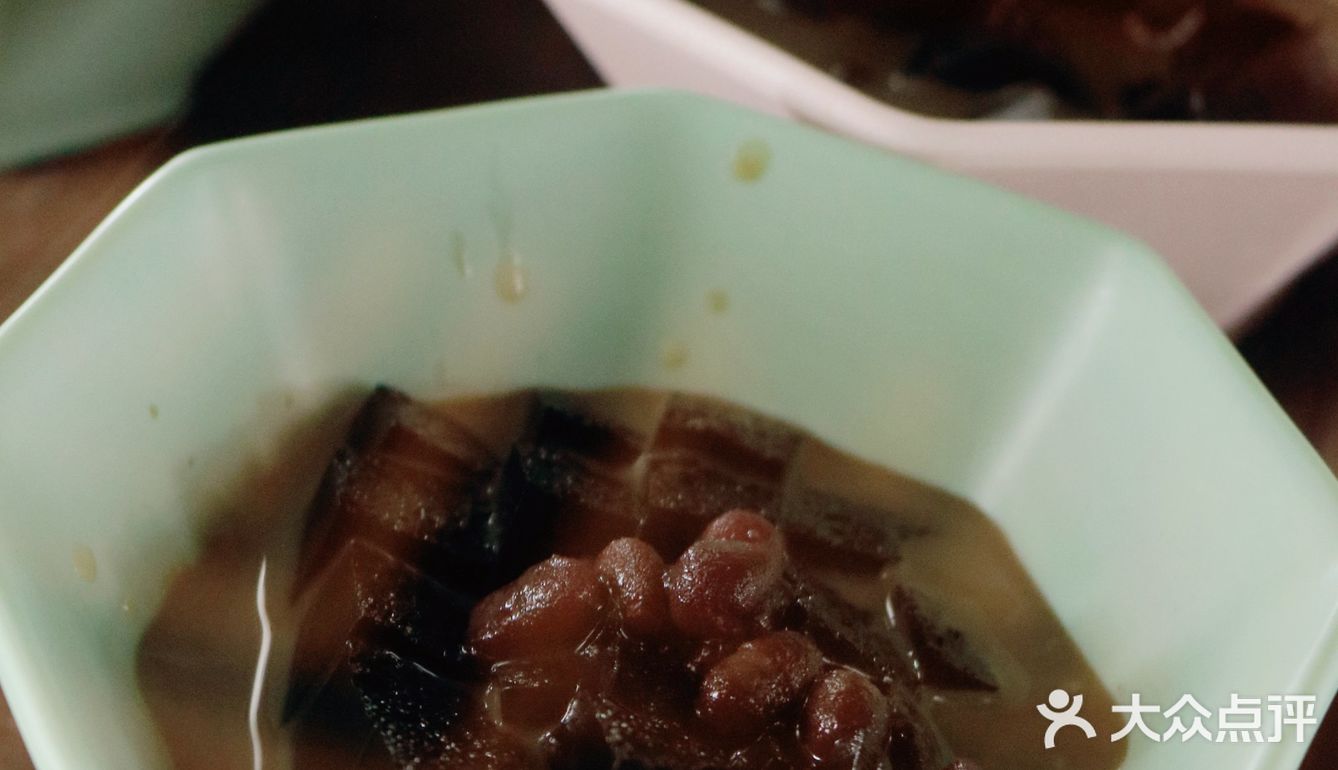 这家火锅是甜品控的天堂，更是鸭血豆腐爱好者的福音