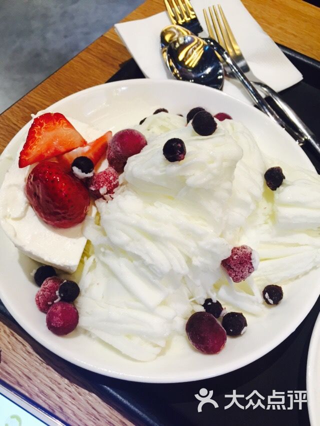 草莓酸奶蛋糕绵绵冰