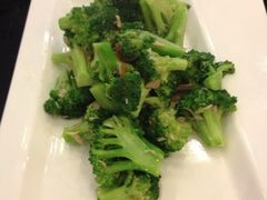 鱼子酱炒西兰花-院落创意菜